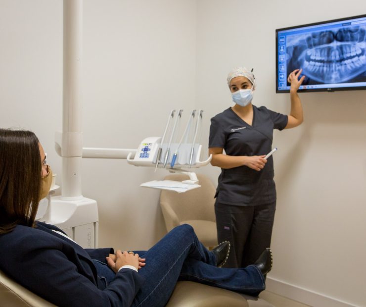 Dentista mostrando radiografía